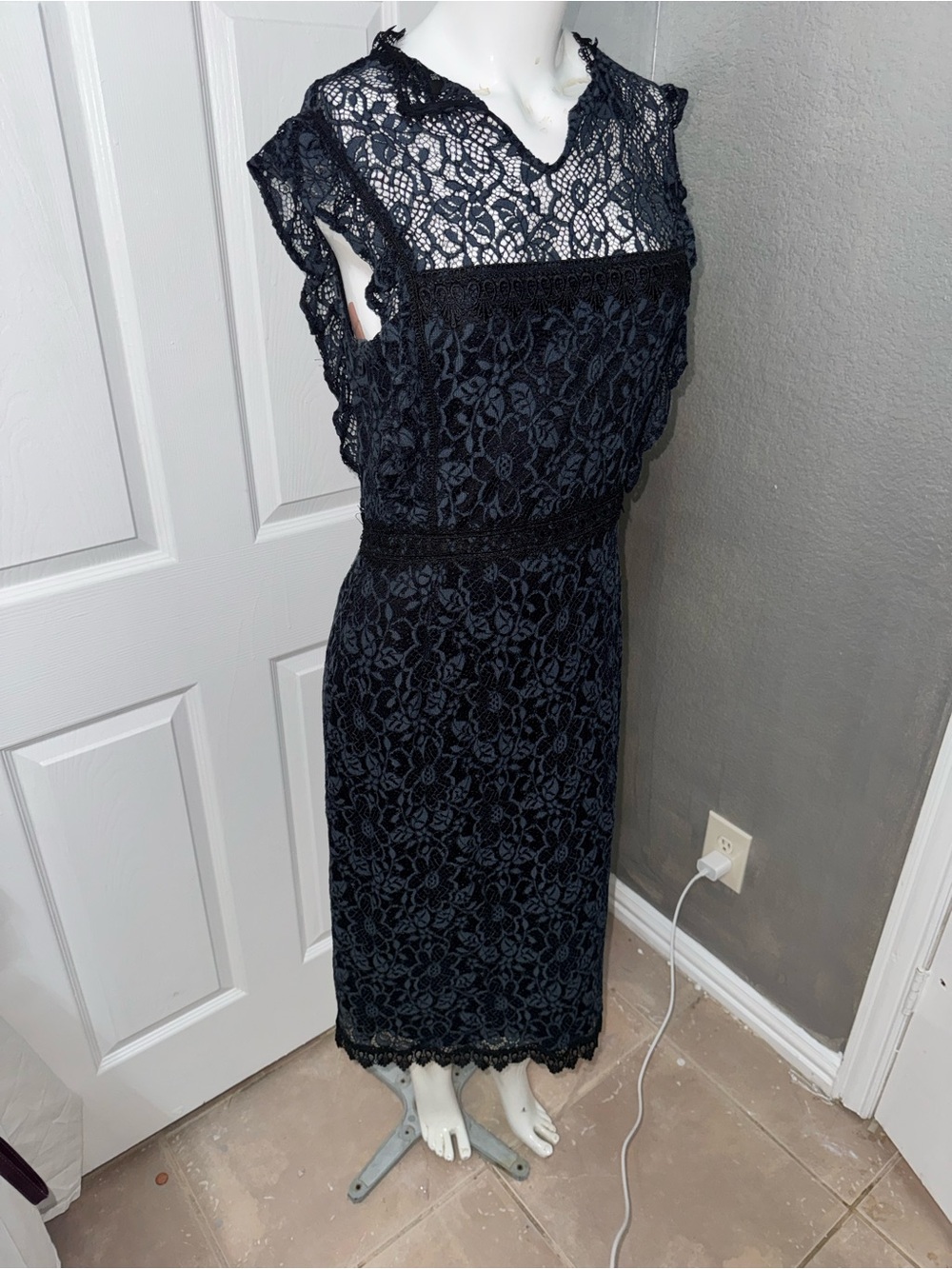 Lace Maxi Dress in Black - Elegant Sleeveless Design 
bran Zara